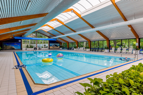 Piscine intérieure avec jouets gonflables dans un chalet près de la plage de Sint Maartenszee, Pays-Bas.