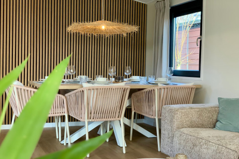 Stijlvolle eetruimte in strandhuis Chalet Sint Maartenszee, Nederland, met moderne houten afwerking.