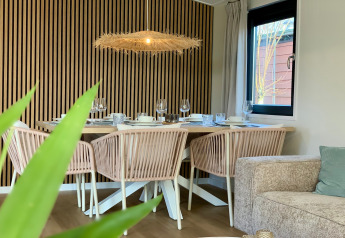 Modern eingerichtetes Esszimmer im Chalet-Strandhaus in Sint Maartenszee, Niederlande, nahe Sandstrand.
