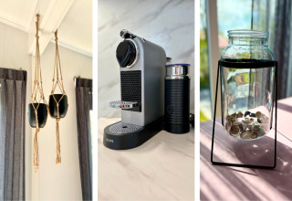 Drie beelden in een chalet nabij Sint Maartenszee Strand: plantenhangers, koffiezet en bokaal met schelpen.