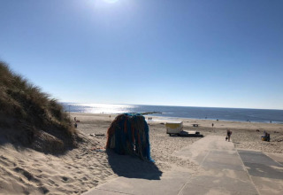 Strandansicht beim Chalet in Sint Maartenszee nahe Sandy Beach, Niederlande, mit sonnigem Himmel.