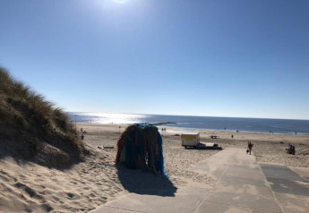 Vista sulla spiaggia dal chalet a Sint Maartenszee vicino a Sandy Beach, Paesi Bassi, in una giornata di sole.