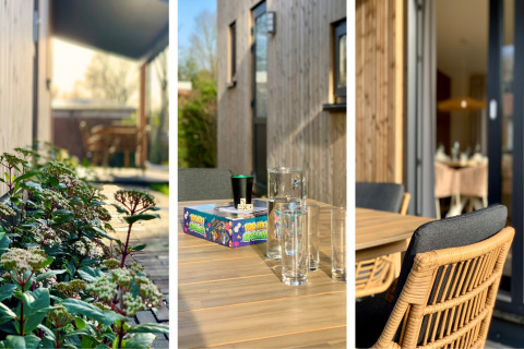 Terraza exterior en Chalet en Sint Maartenszee cerca de Sandy Beach, Países Bajos, con plantas y muebles de jardín.