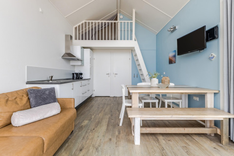 Interno moderno di casa sulla spiaggia a Julianadorp, Olanda, con soppalco, cucina e sala da pranzo.
