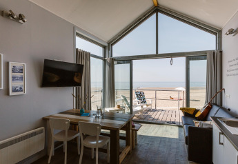 Uitzicht vanuit Resort Beach Houses Julianadorp 1, Nederland, met modern interieur en zicht op zee.