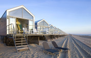 Rij moderne strandhuisjes bij Resort Beach Houses Julianadorp 1, direct aan het zandstrand in Nederland.