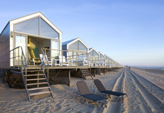 Fila di moderne case sulla spiaggia al Resort Beach Houses Julianadorp 1, vista mare e sabbia nei Paesi Bassi.