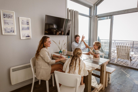 Famiglia che trascorre del tempo insieme nella casa sulla spiaggia del Resort Beach Houses Julianadorp nei Paesi Bassi.