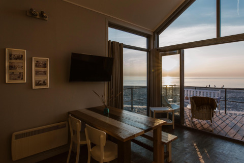 Interno di una casa sulla spiaggia moderna con vista sul tramonto al Resort Beach Houses Julianadorp nei Paesi Bassi.
