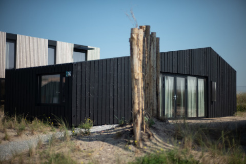 Casa de playa moderna Sea Lodges Zandvoort 9 en Países Bajos con exterior negro y amplios ventanales.
