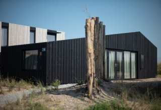 Casa de playa moderna Sea Lodges Zandvoort 9 en Países Bajos con exterior negro y amplios ventanales.