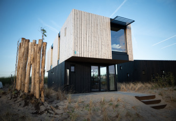 Modern strandhuis Sea Lodges Zandvoort 6 met hout en glas, gelegen tussen de zandduinen aan de kust