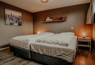 Modernes Schlafzimmer mit zwei Einzelbetten auf dem Hausboot Waterpark de Meerparel 5 in den Niederlanden.