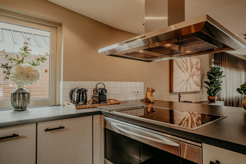 Cocina moderna en la casa flotante Waterpark de Meerparel 5 en Países Bajos con elegantes detalles.