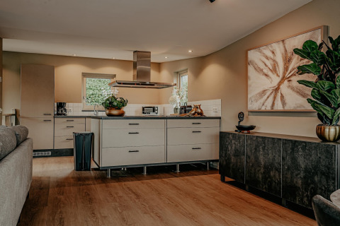 Cocina y sala modernas en la casa flotante Waterpark de Meerparel 5, elegantemente decorada en Países Bajos.