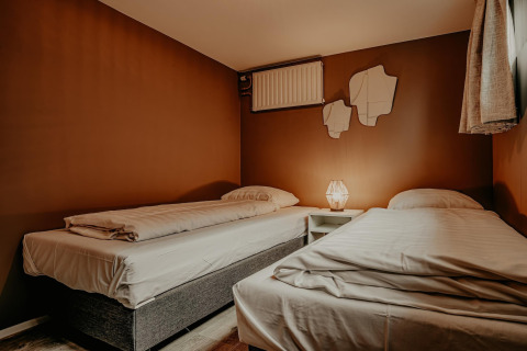 Gemütliches Schlafzimmer auf dem Hausboot Waterpark «de Meerparel 5» mit zwei Einzelbetten.