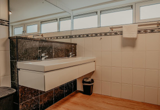 Modernes Badezimmer auf dem Hausboot Waterpark de Meerparel 5 in den Niederlanden mit Doppelwaschbecken.