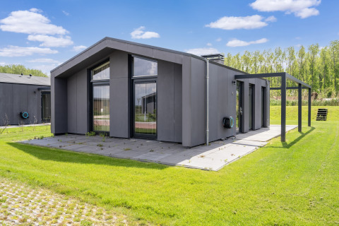 Maison de vacances moderne près des lacs Kaag et des canaux de Leyde, avec terrasse et grandes fenêtres.