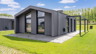 Casa vacanze moderna vicino ai laghi Kaag e ai canali di Leiden, con terrazza, prato e grandi finestre.
