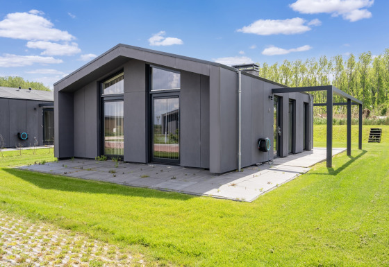 Maison de vacances moderne près des lacs Kaag et des canaux de Leyde, avec terrasse et grandes fenêtres.