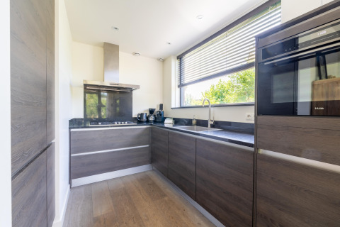 Cucina moderna della casa vacanze «Waterland for six Person» con grande finestra in Olanda.