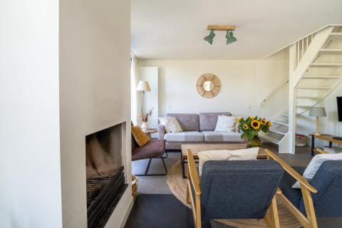 Helles Wohnzimmer im Ferienhaus Waterland für sechs Personen in den Niederlanden, modern eingerichtet.