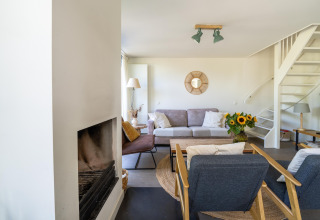 Gezellige woonkamer in het vakantiehuis Waterland voor zes personen in Nederland, stijlvol ingericht.