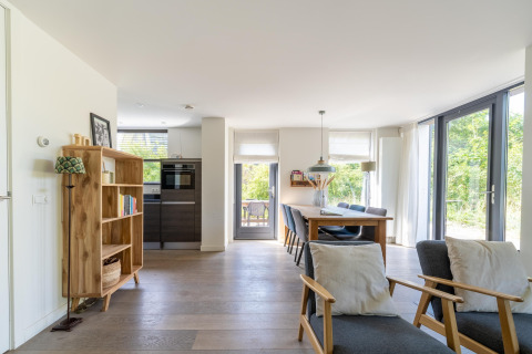 Helles Wohnzimmer und Essbereich im Ferienhaus Waterland für sechs Personen in den Niederlanden.