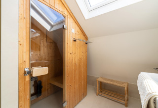 Binnen-sauna met houten wanden en dakvenster in vakantiehuis Waterland for six Person in Nederland.