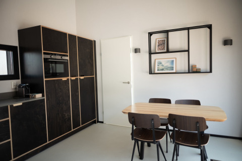 Cocina y comedor moderno en Sea Lodges Zandvoort 3 con decoración minimalista, ubicados en los Países Bajos.