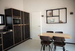 Cocina y comedor moderno en Sea Lodges Zandvoort 3 con decoración minimalista, ubicados en los Países Bajos.