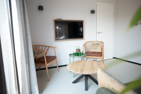 Acogedora sala en Sea Lodges Zandvoort 3, Países Bajos, con decoración moderna y televisor mural.
