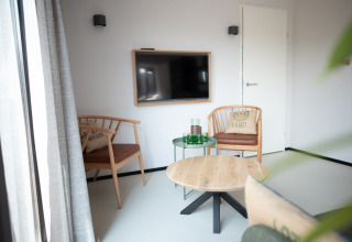 Acogedora sala en Sea Lodges Zandvoort 3, Países Bajos, con decoración moderna y televisor mural.