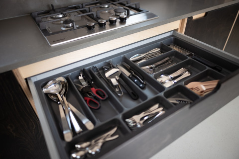 Cajón con cubiertos y utensilios de cocina organizados en Sea Lodges Zandvoort 3, Países Bajos.