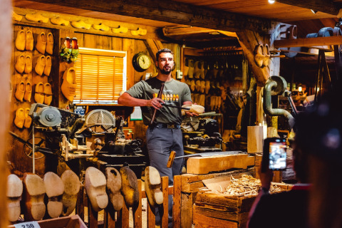 Artesano fabricando zuecos de madera en un taller tradicional dentro de Sea Lodges Zandvoort 3, Países Bajos.