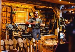 Artesano fabricando zuecos de madera en un taller tradicional dentro de Sea Lodges Zandvoort 3, Países Bajos.