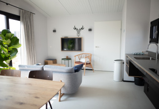 Lichte, moderne leefruimte in strandhuis Sea Lodges Zandvoort 1 in Nederland, gezellig ingericht.