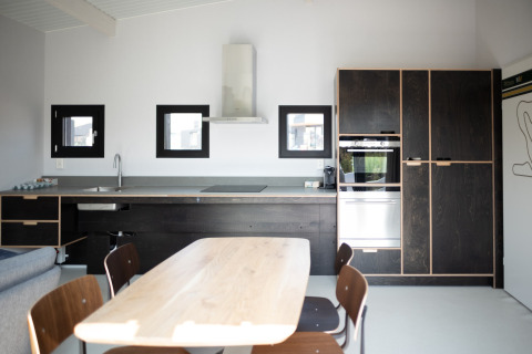 Cocina moderna y comedor en la casa de playa Sea Lodges Zandvoort 1, con un diseño luminoso y minimalista.