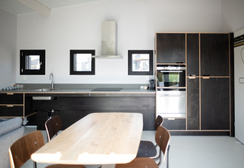 Moderne KĂĽche und Essbereich im Sea Lodges Zandvoort 1 Strandhaus, helles und minimalistisches Design.