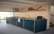 Modernes Küche mit blauen Schränken und Holzdetails im Strandhaus Sea Lodges Zandvoort 4, Niederlande.
