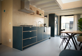 Cocina y comedor modernos en Sea Lodges Zandvoort 4, con decoración elegante y luz natural en los Países Bajos.