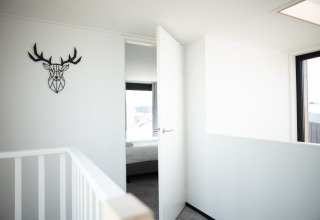 Interior luminoso y moderno de la casa de playa Sea Lodges Zandvoort 4 en Países Bajos, con arte de ciervo.