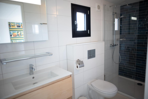 Modern badkamer bij Sea Lodges Zandvoort 4, Nederland, met douche, toilet en wastafel.