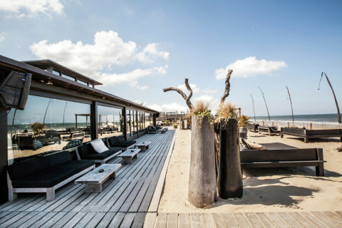 Gezellige buitenlounge bij Sea Lodges Zandvoort 4 in Nederland, met strandzicht en moderne inrichting.