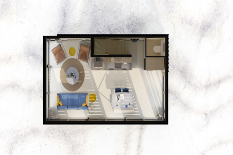 Vista superior de una casa de playa con sala, cocina equipada, comedor y baño en piso blanco.