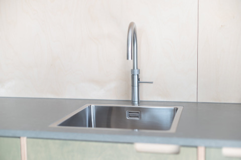 Fregadero y grifo de acero inoxidable moderno en la cocina de Sea Lodges «Zandvoort 3», Países Bajos.