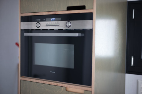 Horno empotrado en una cocina moderna en Sea Lodges «Zandvoort 9», una casa de playa en Países Bajos.