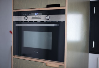Horno empotrado en una cocina moderna en Sea Lodges «Zandvoort 9», una casa de playa en Países Bajos.