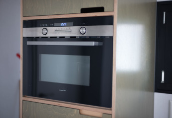 Eingebauter Backofen in einer modernen Küche im Strandhaus Sea Lodges «Zandvoort 9» in den Niederlanden.