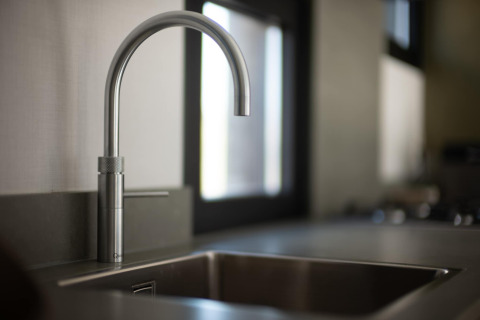 Grifo y fregadero modernos en la cocina de Sea Lodges «Zandvoort 9» en la playa de los Países Bajos.